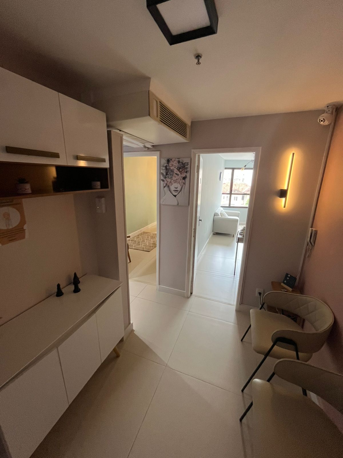 Sala de espera com cadeiras confortáveis e copa equipada